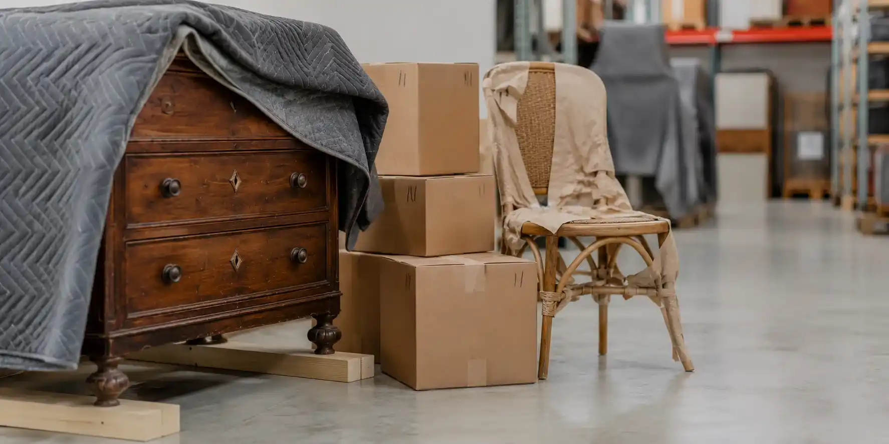 Qué hacer con los muebles de una casa heredada. 4 Cómoda de nogal de una casa heredada cubierta con manta de mudanza y elevada sobre listones